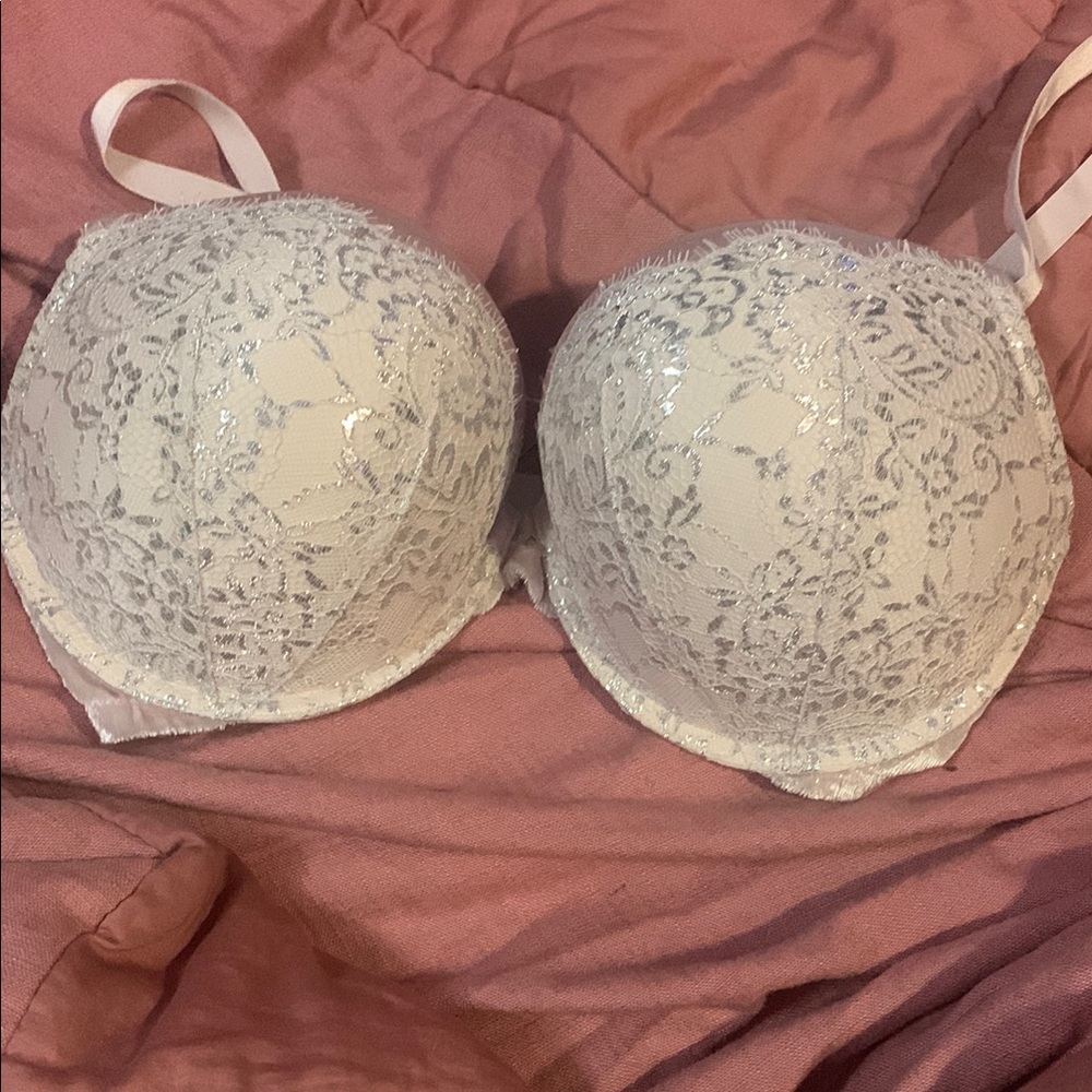 Victorias Secret Lace Push-Up Bra (34DDD)